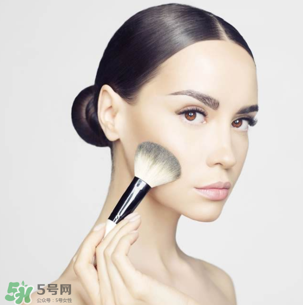 涂了防曬再上散粉會(huì)搓泥嗎？防曬噴霧和散粉的先后順序 