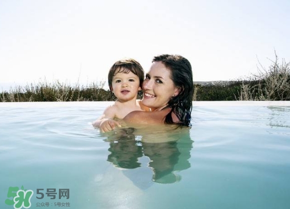 水中分娩時難產(chǎn)怎么辦？水中分娩和無痛分娩哪個好？