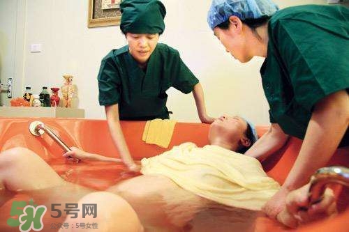 水中分娩時(shí)寶寶會嗆水嗎？水中分娩寶寶不會淹嗎？