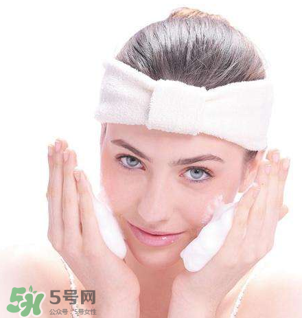 痘痘肌的護(hù)膚品怎么挑？正確挑選祛痘產(chǎn)品