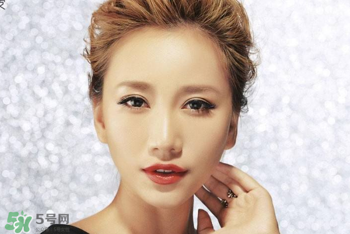 生理鹽水能泡隱形眼鏡嗎？生理鹽水能泡美瞳嗎？