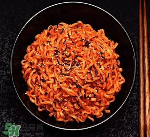 國產(chǎn)火雞面和韓國的味道一樣嗎？國產(chǎn)火雞面和韓國有什么區(qū)別？