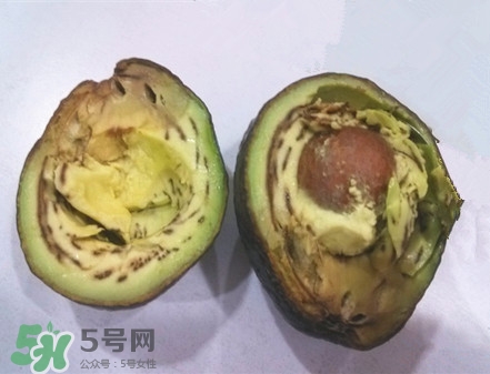 牛油果切開黑了能吃嗎？牛油果為什么會有黑點？