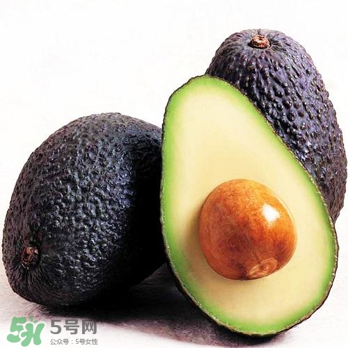 牛油果切開黑了能吃嗎？牛油果為什么會有黑點？