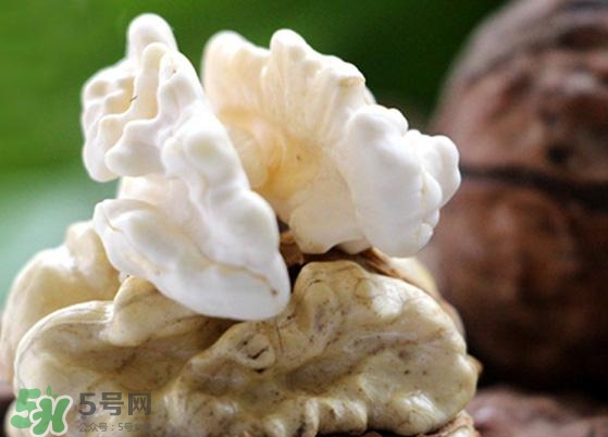 新鮮核桃外殼發(fā)霉能吃嗎？新鮮核桃長毛還能吃嗎？