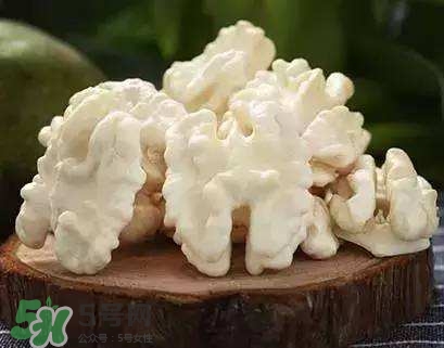 新鮮核桃要剝皮嗎？剝皮時手變黑怎么清洗？
