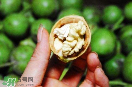 新鮮核桃要剝皮嗎？剝皮時手變黑怎么清洗？