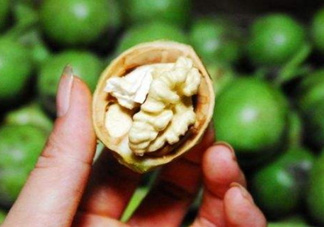 新鮮核桃要剝皮嗎？剝皮時手變黑怎么清洗？