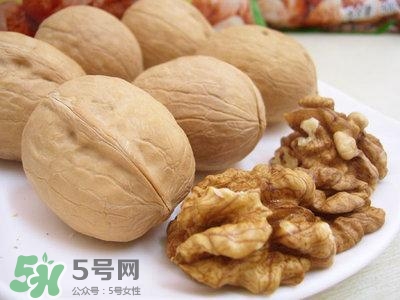 吃核桃對頭發(fā)有什么好處？為什么吃核桃對頭發(fā)生長有好處？