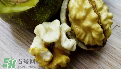 新鮮核桃要剝皮嗎？剝皮時手變黑怎么清洗？