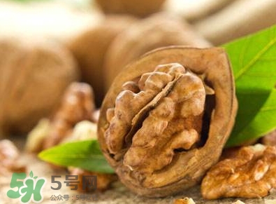 吃核桃對頭發(fā)有什么好處？為什么吃核桃對頭發(fā)生長有好處？