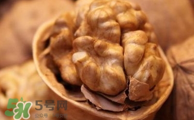 吃核桃對頭發(fā)有什么好處？為什么吃核桃對頭發(fā)生長有好處？