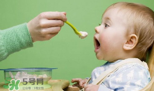 母乳寶寶幾個(gè)月添加輔食？母乳寶寶添加輔食的時(shí)間介紹