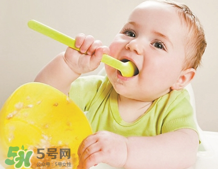 母乳寶寶幾個(gè)月添加輔食？母乳寶寶添加輔食的時(shí)間介紹