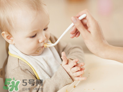母乳寶寶幾個(gè)月添加輔食？母乳寶寶添加輔食的時(shí)間介紹