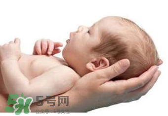寶寶打嗝的原因  寶寶通常為什么打嗝？