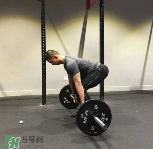 杠鈴劃船腰疼是什么原因？杠鈴劃船動(dòng)作要領(lǐng)