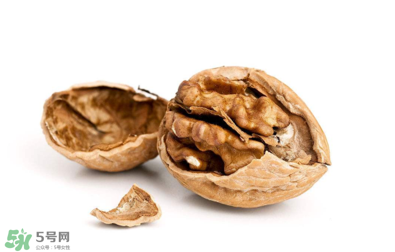 核桃對(duì)人體的四大功效是什么？核桃皮泡水有什么功效？