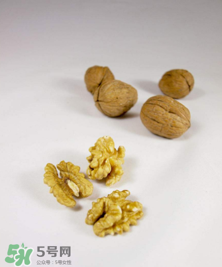 核桃對(duì)人體的四大功效是什么？核桃皮泡水有什么功效？