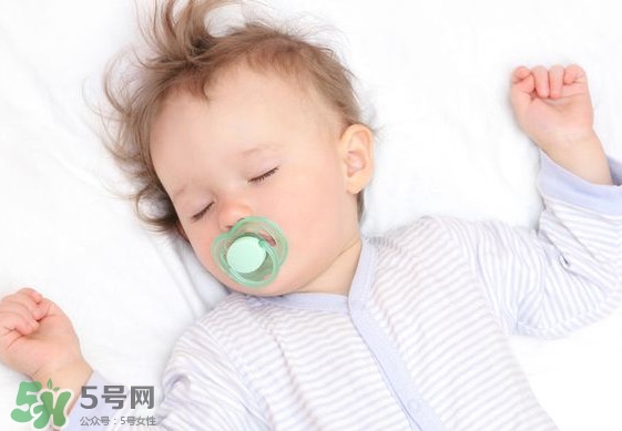 寶寶幾個月開始補(bǔ)鈣最合適？嬰幼兒幾個月的時候吃魚肝油