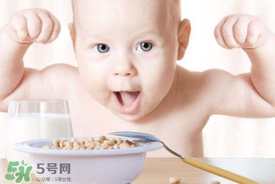 寶寶幾個月開始補(bǔ)鈣最合適？嬰幼兒幾個月的時候吃魚肝油