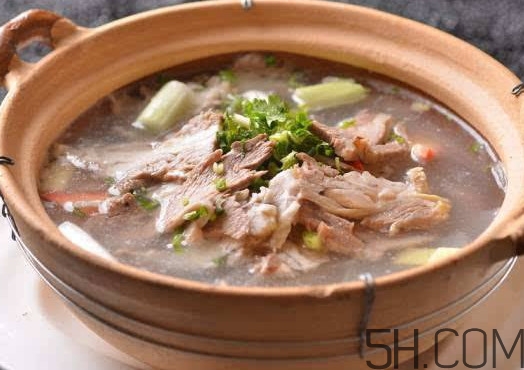 牛骨頭湯要放哪些食材？牛骨頭湯要煮多長時間
