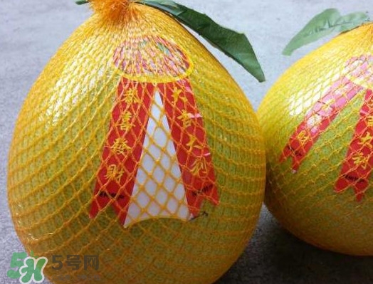 如何區(qū)分紅肉蜜柚真假？吃紅肉蜜柚有什么好處？