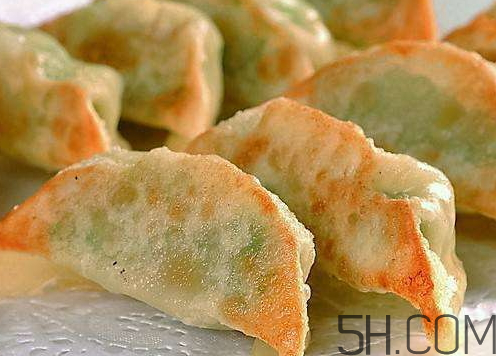 煎餃可以先蒸后煎嗎？煎餃?zhǔn)巧暹€是熟煎？