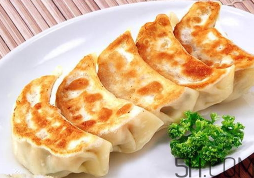 煎餃可以先蒸后煎嗎？煎餃?zhǔn)巧暹€是熟煎？