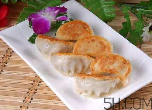 煎餃可以先蒸后煎嗎？煎餃?zhǔn)巧暹€是熟煎？