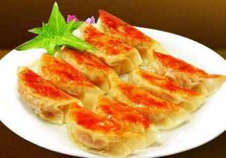 煎餃可以先蒸后煎嗎？煎餃?zhǔn)巧暹€是熟煎？