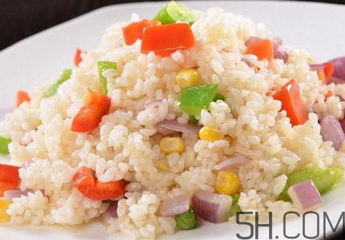 蛋炒飯為什么要用隔夜飯？蛋炒飯可以用熱飯嗎？
