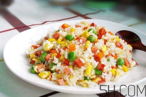 蛋炒飯為什么要用隔夜飯？蛋炒飯可以用熱飯嗎？