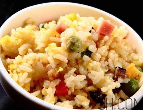 蛋炒飯?jiān)趺闯吹囊涣Ａ＃?炒飯如何粒粒分明？