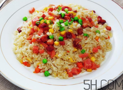 蛋炒飯?jiān)趺醇訜幔康俺达埼⒉t加熱多久？