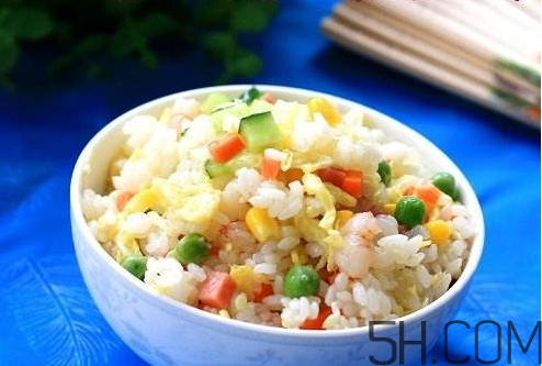 蛋炒飯?jiān)趺醇訜?？蛋炒飯微波爐加熱多久？