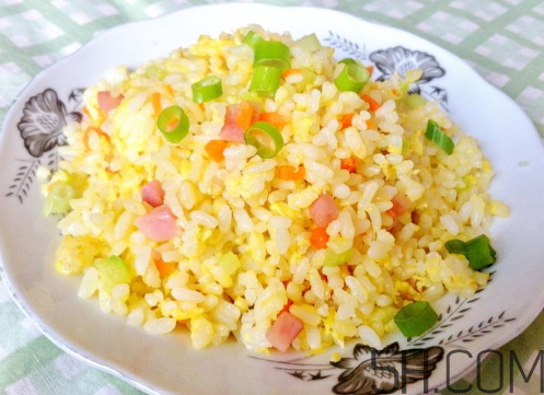 蛋炒飯?jiān)趺醇訜?？蛋炒飯微波爐加熱多久？