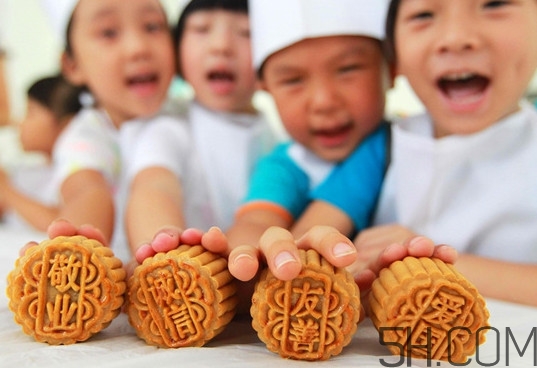 中秋吃月餅從什么時候流傳下來的？小龍蝦月餅?zāi)睦锟梢再I到