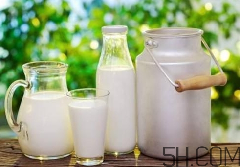 早上喝牛奶豐胸嗎？早上喝牛奶會(huì)胖嗎？