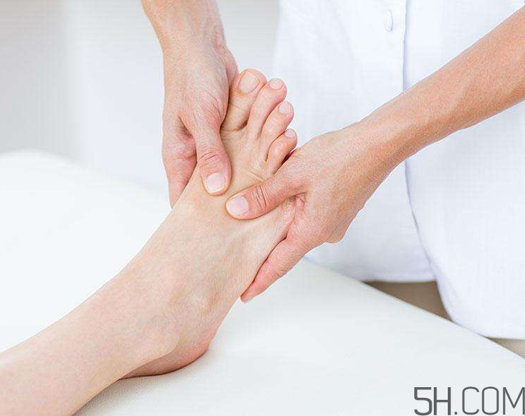 腳氣會(huì)引起灰指甲嗎？腳氣加灰指甲怎么治？