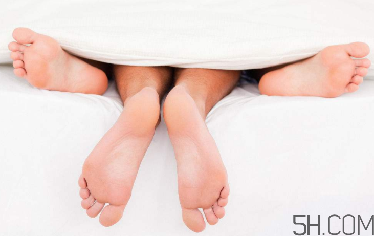 腳氣會(huì)引起灰指甲嗎？腳氣加灰指甲怎么治？