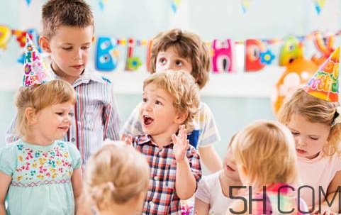 寶寶上幼兒園需要準備什么？寶寶上幼兒園哭鬧怎么應(yīng)對？