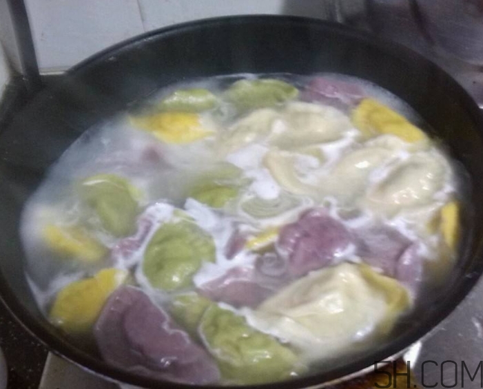 煮餃子用冷水還是熱水？煮餃子用大火還是小火？