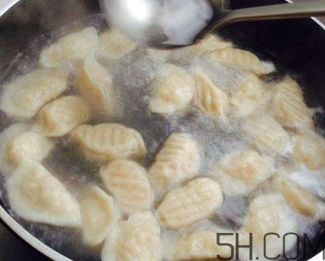 煮餃子用冷水還是熱水？煮餃子用大火還是小火？