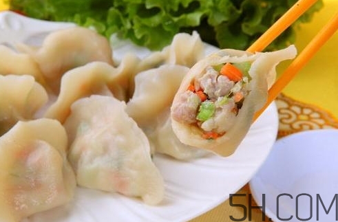 煮餃子用冷水還是熱水？煮餃子用大火還是小火？