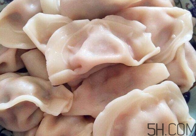 煮餃子用冷水還是熱水？煮餃子用大火還是小火？
