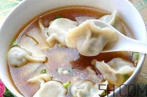 煮餃子用冷水還是熱水？煮餃子用大火還是小火？