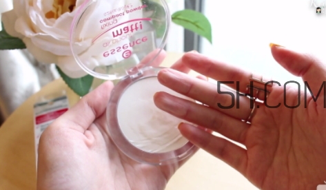 essence定妝蜜粉餅怎么樣？essence粉餅試色
