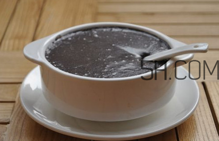黑芝麻糊用開水沖還是溫開水？黑芝麻糊養(yǎng)胃嗎？