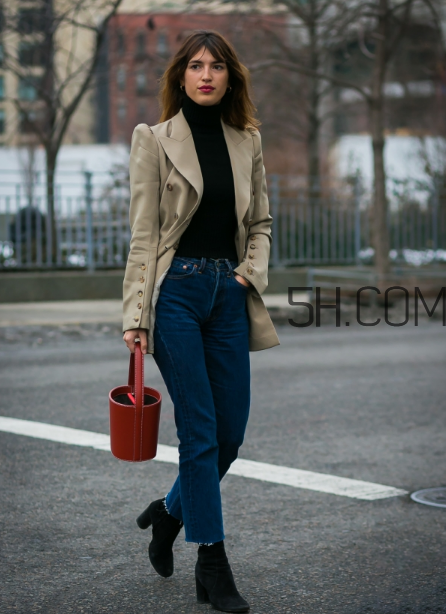紅色包包配什么顏色衣服？紅色包包怎么搭配？